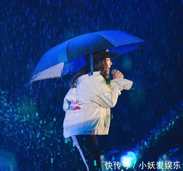 同样是雨中演出,何洁撑伞很唯美,关晓彤却享受