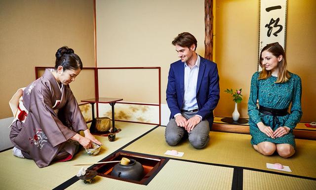 外国人问:在日本的跪坐文化礼仪中,用何姿势才