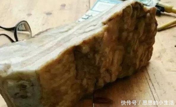 农民在田里挖到一块“猪肉石”,邻居们以10万起价哄抢它!