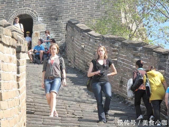 外国人到中国旅游,喜欢穿这些衣服晒太阳,中国