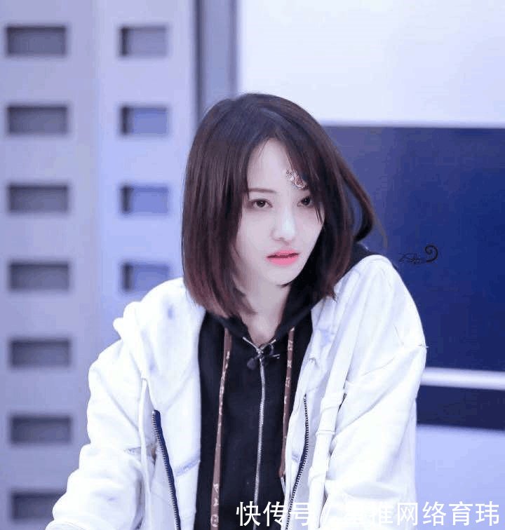 郑爽近照同框两大美女, 颜值在线, 身材却被秒杀