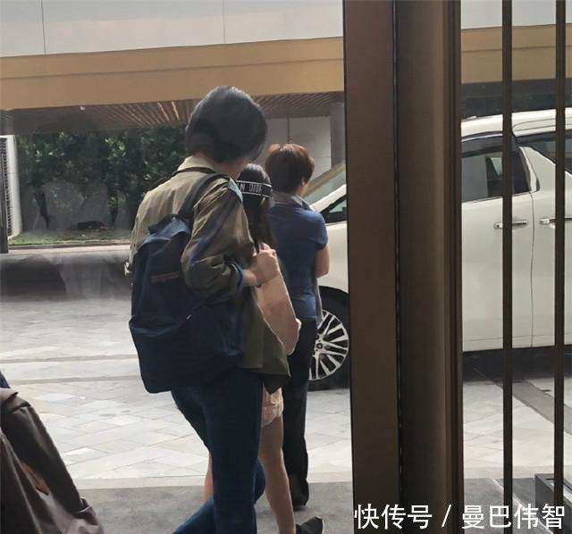 网友偶遇王菲母女在香港街头逛街,李嫣大长腿