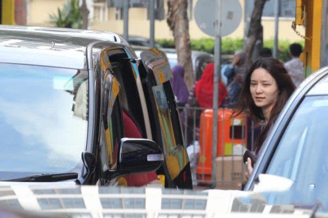 林峯懒理前女友吴千语公开新恋爱, 与女友逛街一路有说有笑很幸福