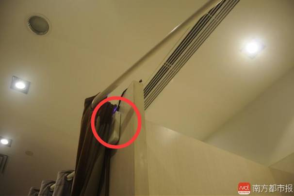 广场H&M试衣间内藏摄像头 女顾客称换衣服时发现被偷拍