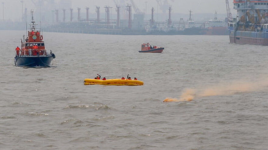 一架载200名乘客的客机空中起火，坠入我国海域，直升机紧急出动