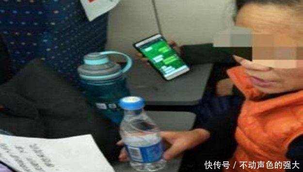 儿子联系不上坐高铁的母亲,就网上订外卖,让送
