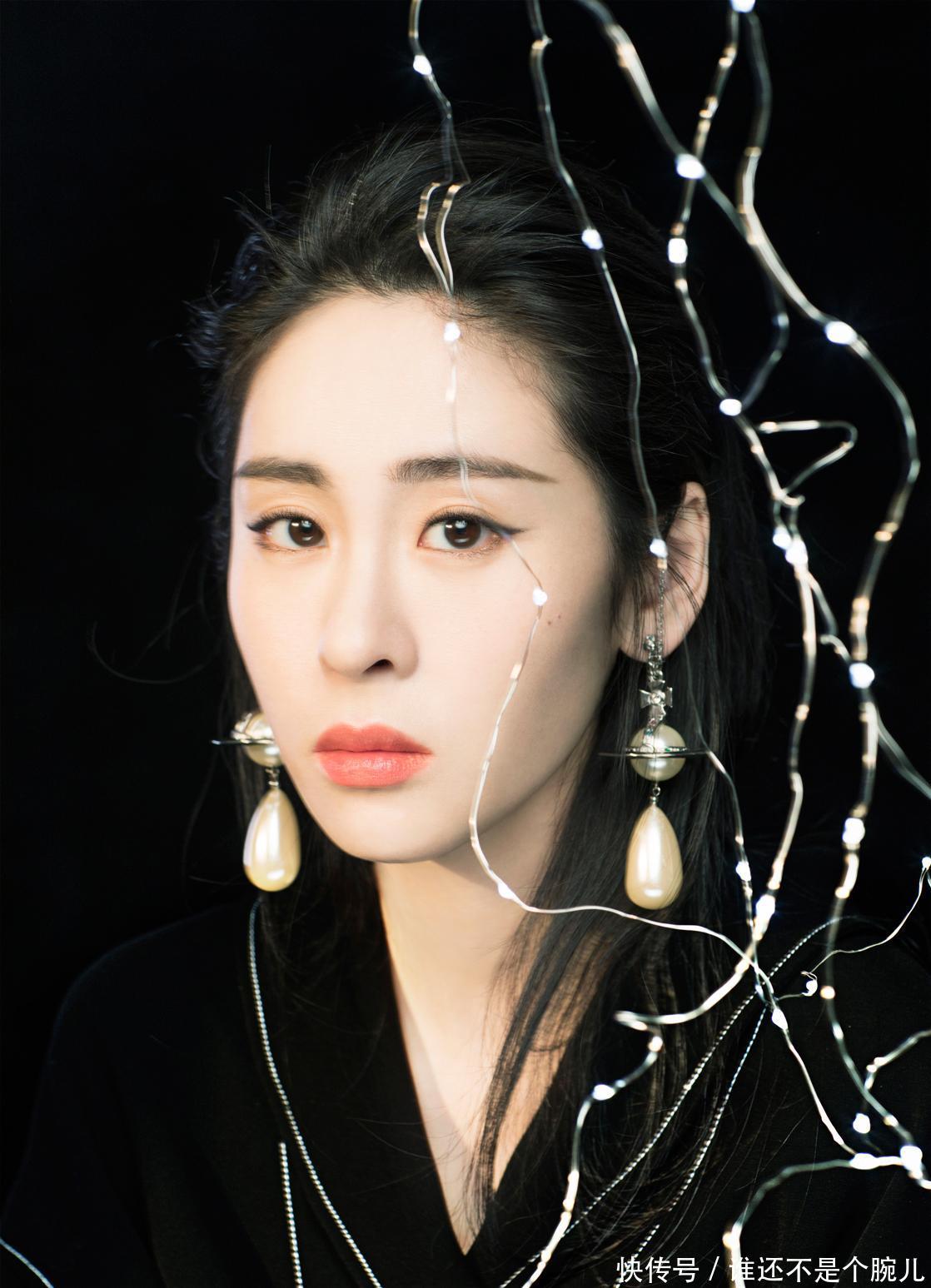 然而，张碧晨没有忘记自己的音乐梦，依旧活跃在舞台之上，也收获了很多