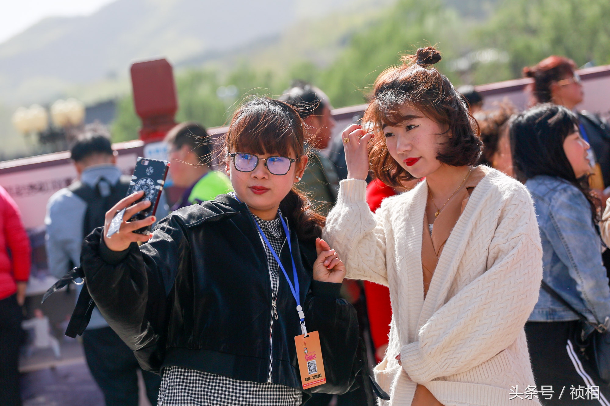 拍抖音玩自拍 手机成旅游必备神器 景区靠拍照