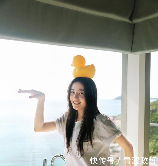 迪丽热巴海边豪宅曝光 热巴与鸭子在浴室中玩