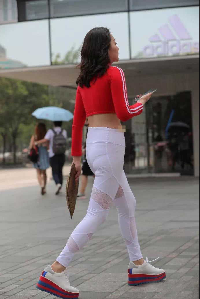 小姐姐用白色紧身裤配上红色T恤，穿出了青春靓丽的气息