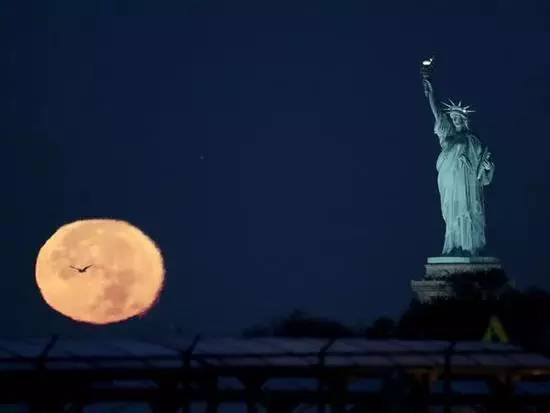 全球各地超级月亮大比拼,新加坡的真令人心塞~