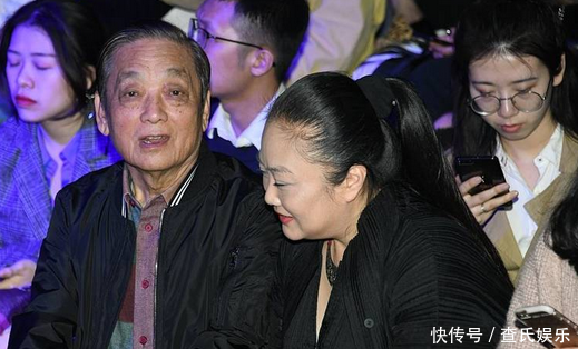 艺术家聊发少年狂,妻子54岁,自己82岁,还要儿子