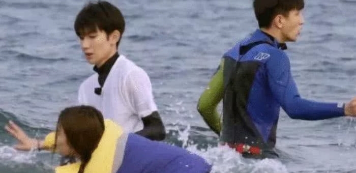 杨超越水中没站稳,抱住王源,谁看到金翰在干什