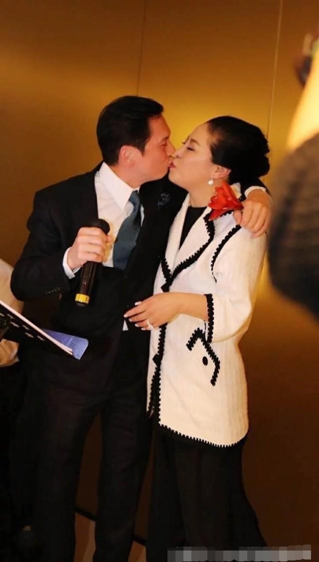 向华强夫妇出席活动,结婚33年恩爱如初