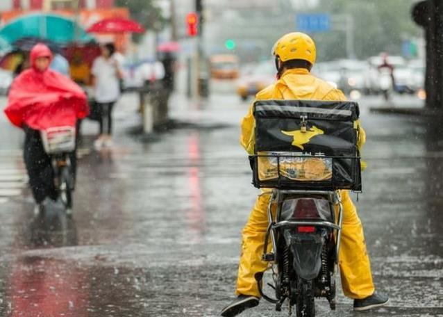 外卖员摔倒洒一地盒饭,表示双倍赔偿顾客,打开