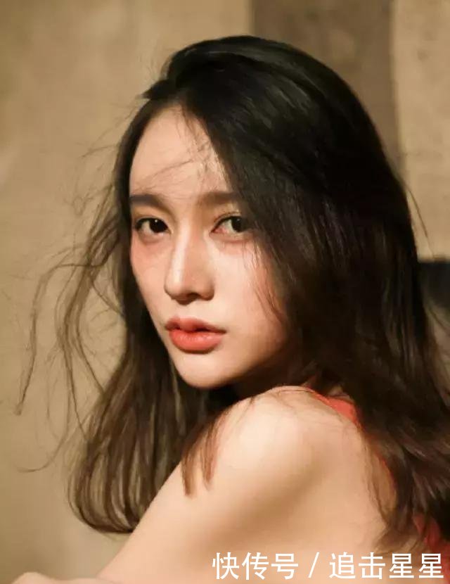 易烊千玺中戏女同学私照曝光, 女粉丝看了 以后