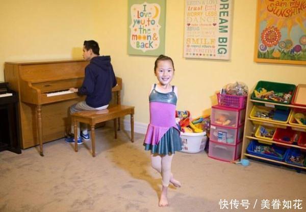 美国夫妇收养中国断臂女孩,今用双脚描绘自己