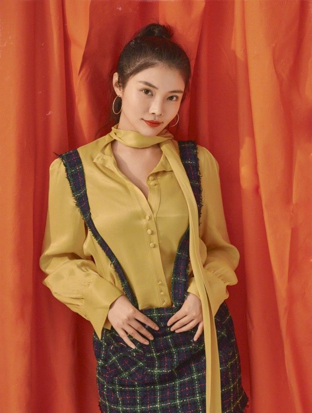 大嫂徐冬冬再撒狗粮,复古装散发港式女人味,是