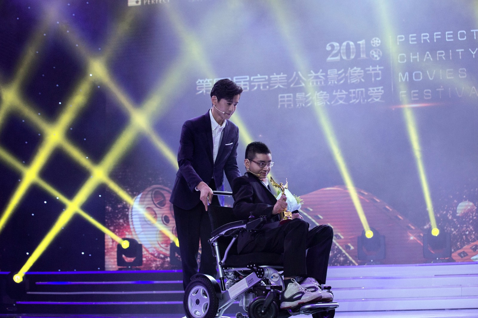 乔振宇助力公益影像节 化身暖心大哥鼓励轮椅少年
