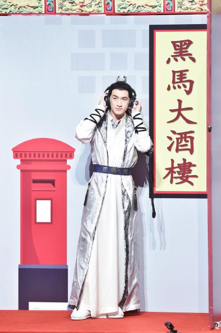 文能抚琴武能吃鸡的林更新,古装亮相《王牌对