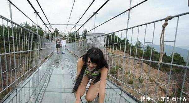 恐高还去挑战玻璃桥？ 游客们真是姿态百出！最后这位已经求饶了!