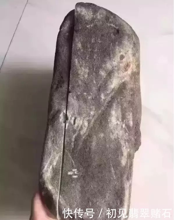蒙头料切开满色帝王绿,货主激动的要说不出话了