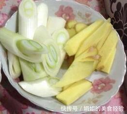 煮虾时,冷水下锅还是热水下锅?加上这1步,虾肉