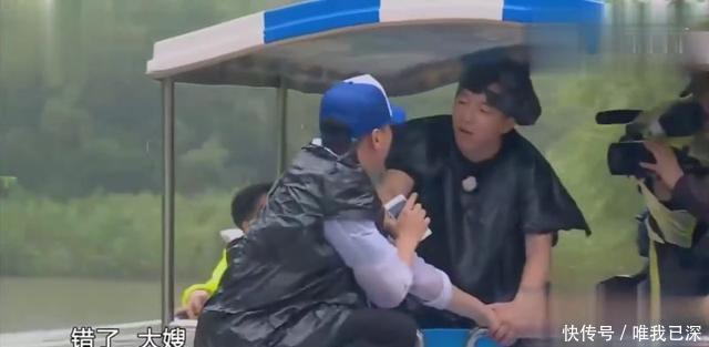 秦岚一个动作征服何炅:真正情商高的人,都是什