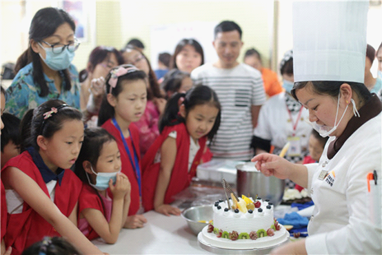 揚子晚報進校園 西點體驗展笑顏(圖4)