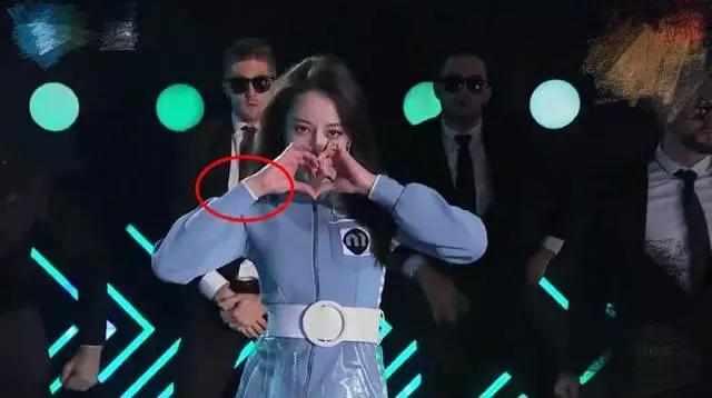 迪丽热巴李小璐跨年带货雨衣!扭臀尬舞,唱Ra