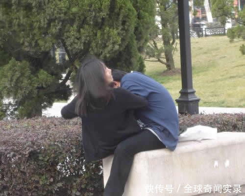 异性之间，已婚女人想“偷吃”了，就藏不住这5个动作！