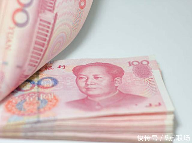 女同事父母来访,她让我假扮男友一起聚餐,结账时我傻在原地
