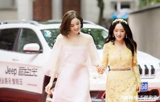 47岁的杨钰莹和26岁的古力娜扎拍旗袍照,这两