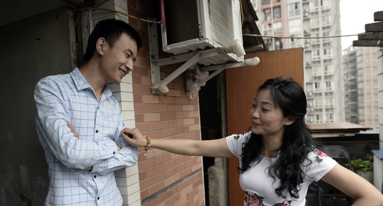 重庆23岁小伙为了爱情不顾父母反对,娶了46岁