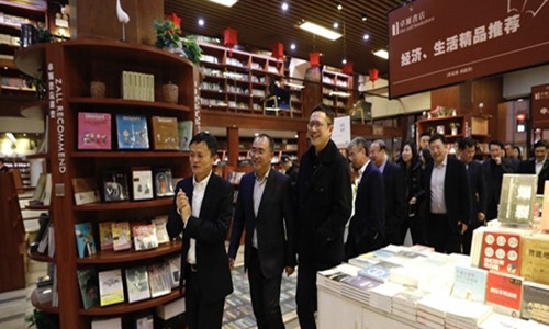 深夜马云现身武汉卓尔书店 诗人、卓尔集团董