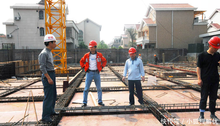 八年前丈夫工地意外去世，她含泪生下孩子，八年后收到微信她傻了