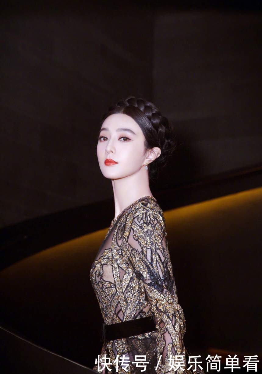 范冰冰抹胸透明薄纱裙惊艳大秀,文胸若隐若现