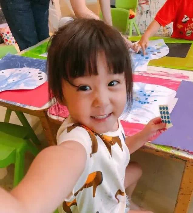 贾静雯记录女儿绘画过程，原来咘咘不止镜头感十足还很有艺术细胞