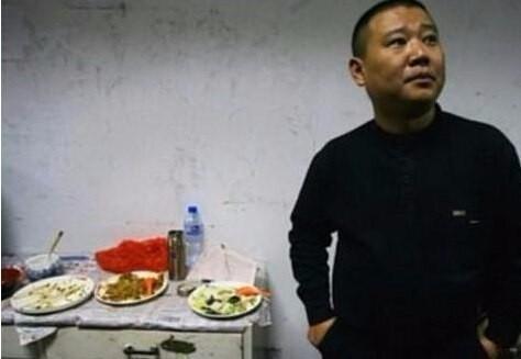 郭德纲谈及心酸历史,偷偷抹眼泪