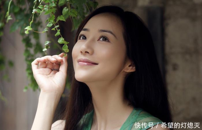 韩雪现身香港机场,大衣套裙子我忍了,那你穿这