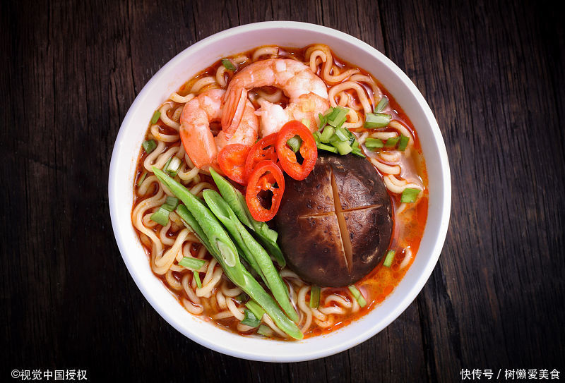 尝试抖音上爆火的方便面吃法,孩子吃到尖叫,三