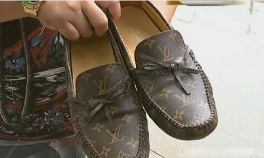 男子5千多的LV鞋开裂,找媒体曝光,男子:以后都