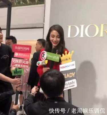 baby着红衣透视裙美不可挑剔,对蹲访记者一个