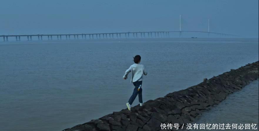 悲伤逆流成河易遥死之后,终于穿上了白色毛衣