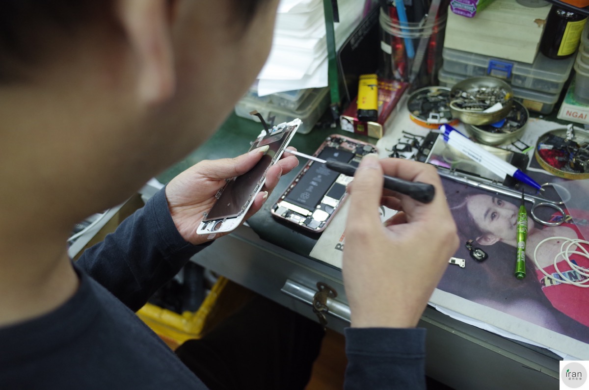 华强北修手机小哥都是高手,宁愿换屏生活也不