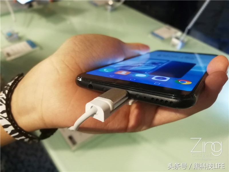 华为荣耀V10上手,正面指纹识别,全金属材质