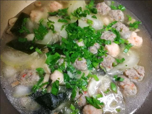 冬瓜蘑菇海带肉丸虾滑粉丝汤,鲜香味美营养好