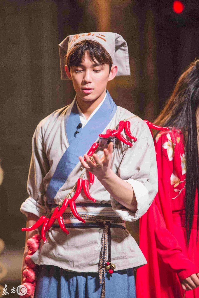 《我是大侦探》剧照 吴磊造型独特玩穿越