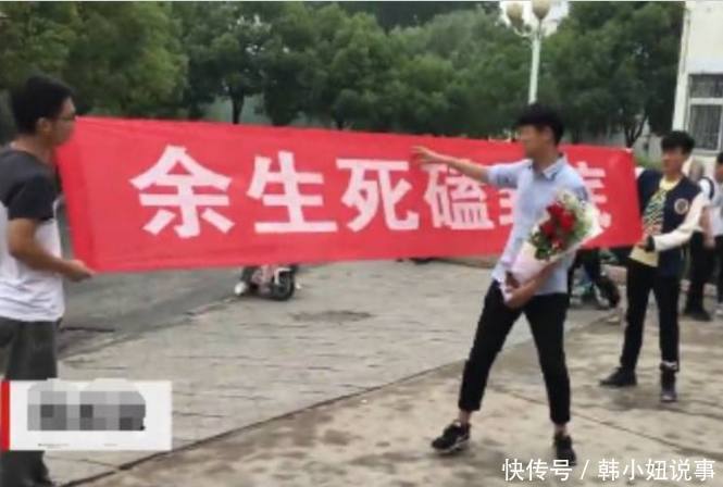 小伙用一堆零食向女友求婚成功，吃货的世界就是这么简单！