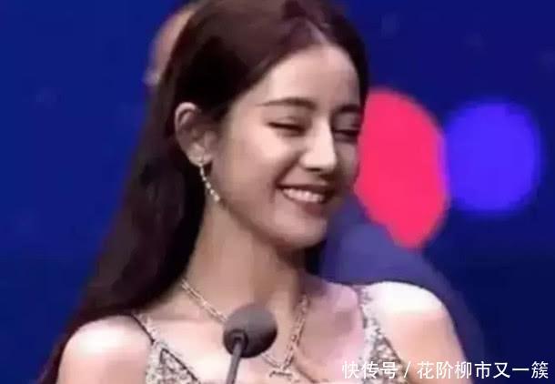 迪丽热巴第一次穿这样的礼服,自己都害羞地用